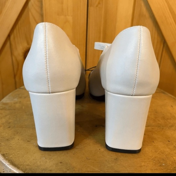 Chic Cream and Black Mary Jane Heels - Picture 5 of 9